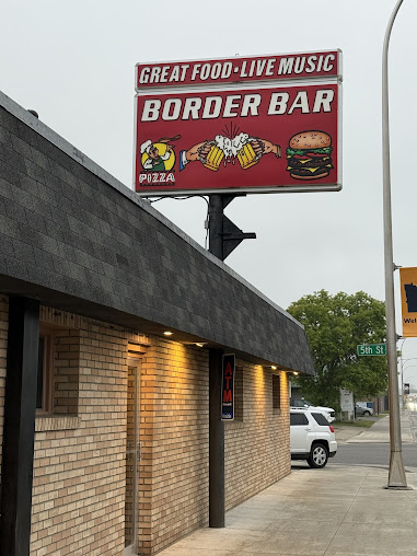 Photo Border Bar Pizza Parlor - 3