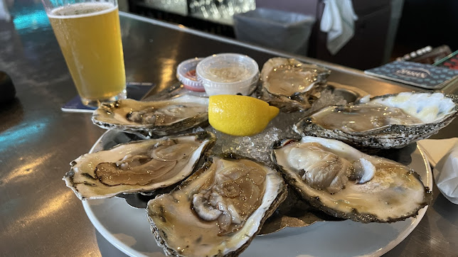 Photo Dellis Restaurant Bar Grill - 11
