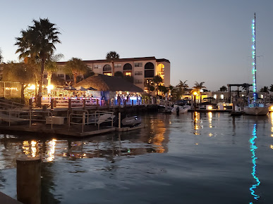 Photo Dolphin Tiki Bar Grill - 17