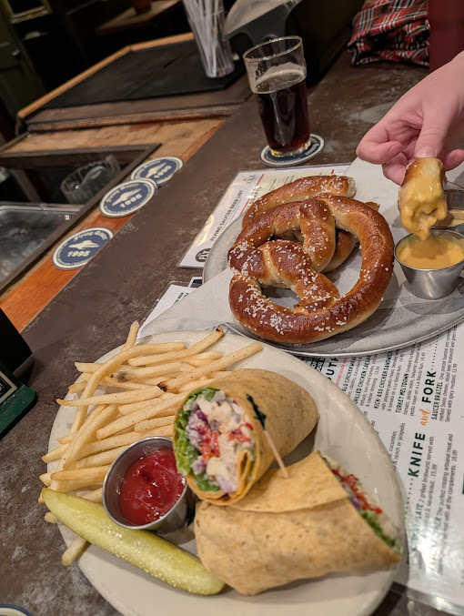 Photo Flying Saucer Draught Emporium - 10