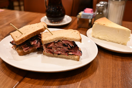 Photo Junior's Restaurant & Bakery - 10