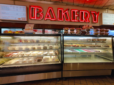 Photo Junior's Restaurant & Bakery - 12