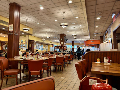 Photo Junior's Restaurant & Bakery - 14