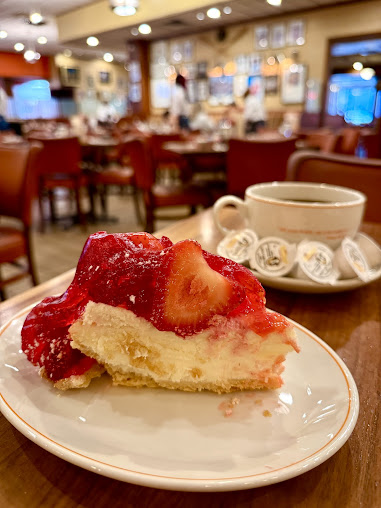 Photo Junior's Restaurant & Bakery - 16