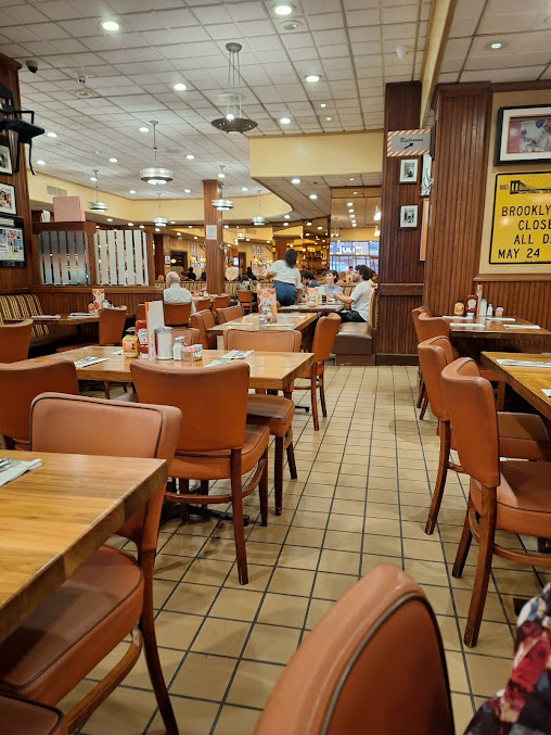 Photo Junior's Restaurant & Bakery - 19