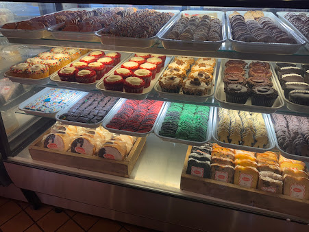 Photo Junior's Restaurant & Bakery - 25