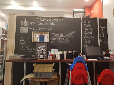 Photo Mascot Corner Cafe Bar - 15