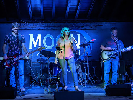 Photo Moon Tavern & Entertainment Complex - 17