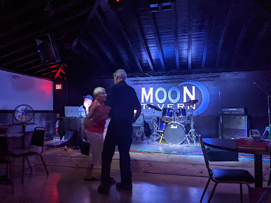Photo Moon Tavern & Entertainment Complex - 18