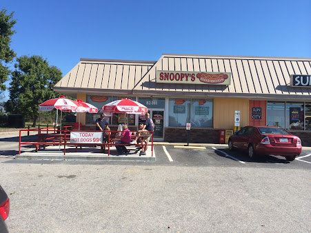 Photo Snoopy's Hot Dogs & More - 9