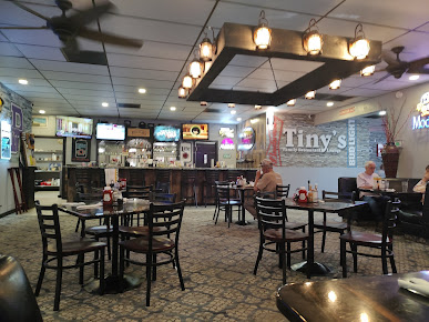 Photo Tinys Family Restaurant And Lounge - 11