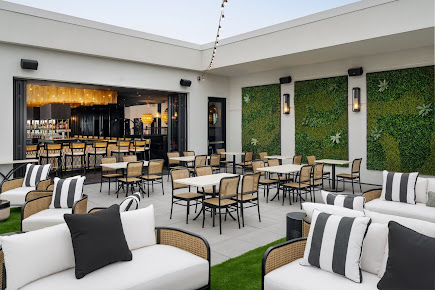 Photo Urban Oak Rooftop Bar & Lounge - 11