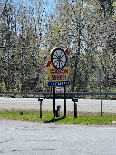 Photo Wagon Wheel Country Drive In - 12