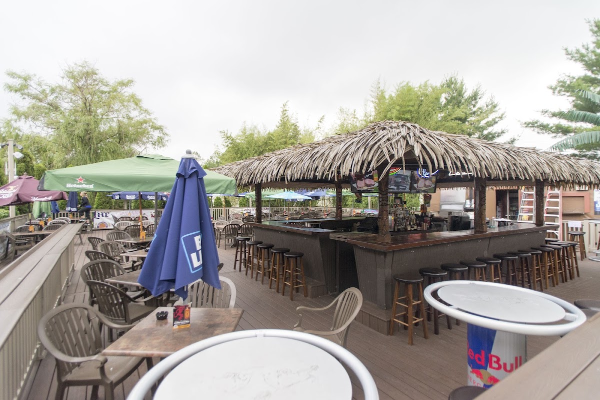 Villari's Lakeside Restaurant & Lounge